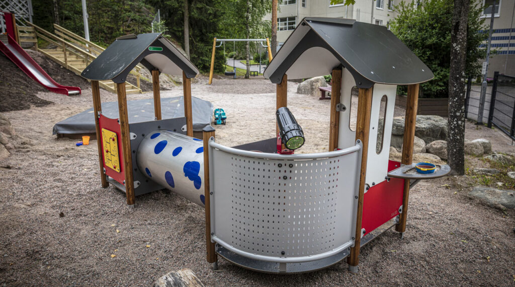 Lasten leikkipaikka kerrostalon pihalla