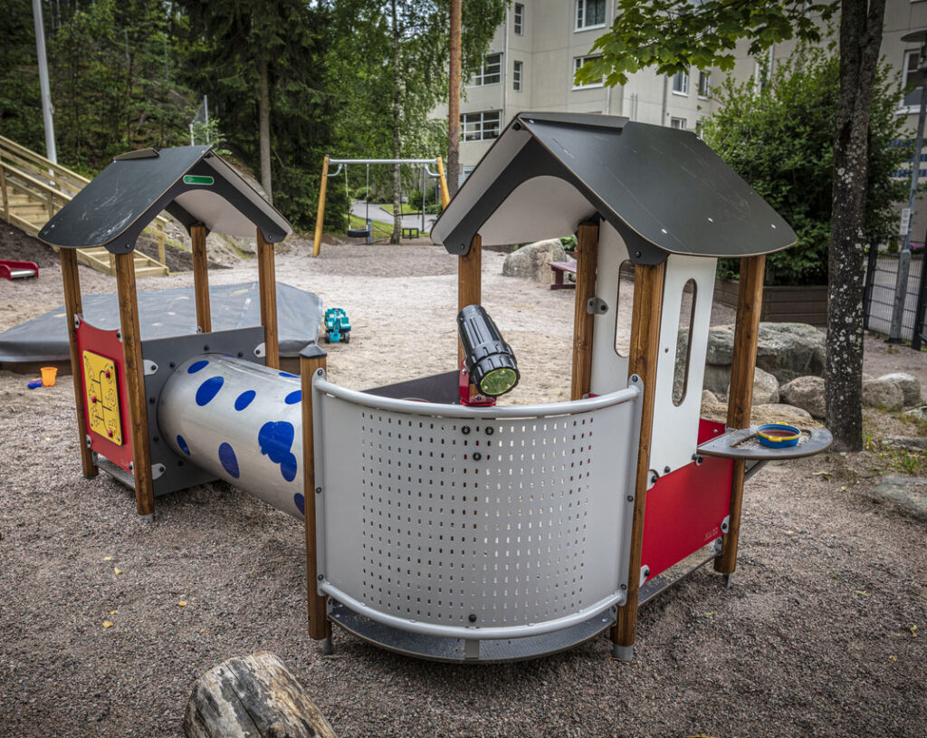 Lasten leikkipaikka kerrostalon pihalla